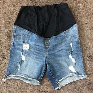 Woman’s maternity shorts